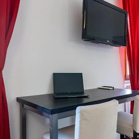 Rome-elegant Space Near Metro With Ac דירה *